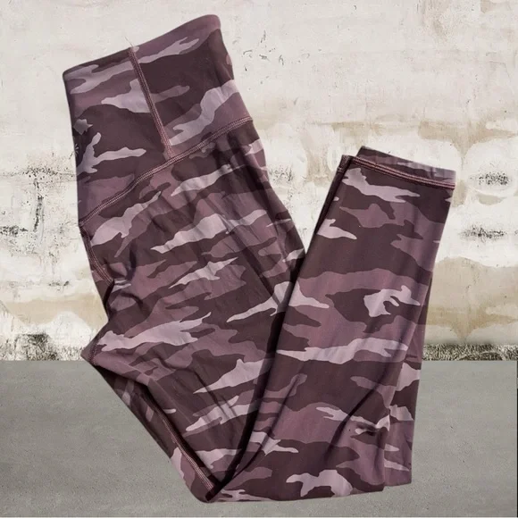 Elation Ultra High Rise 7/8 Legging in Camo Size Medium - Picture 4 of 6